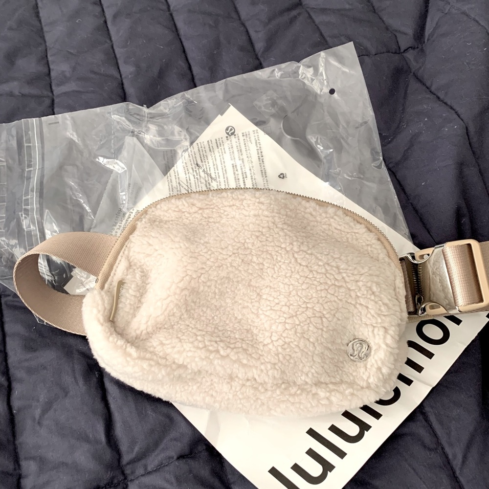 Lululemon Sherpa Everywhere Belt Bag (NWOT)